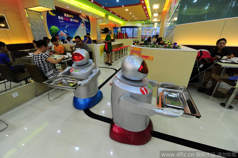Illustration for article titled The Photographic History Of Robots As Restaurant Employees